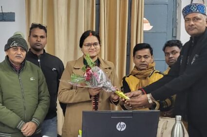 सुल्तानपुर रेलवे हॉस्पिटल में नए पदस्थापित डॉक्टर इला पांडे को बुके देकर किया स्वागत…!